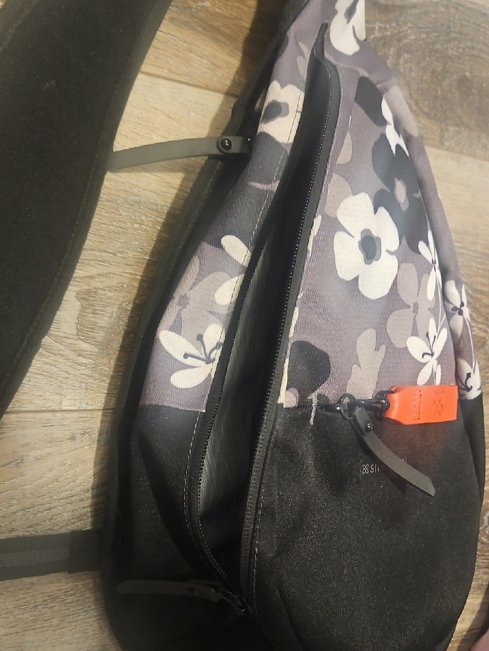 Sherpani ESPRIT Sling Bag - Picture 3 of 10